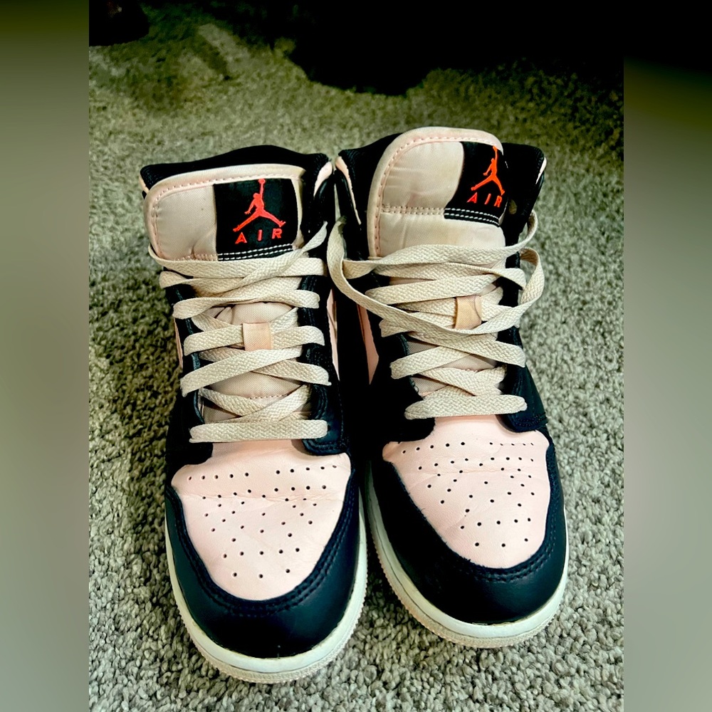 AIR JORDAN 1 MID GS
"Atmosphere”
